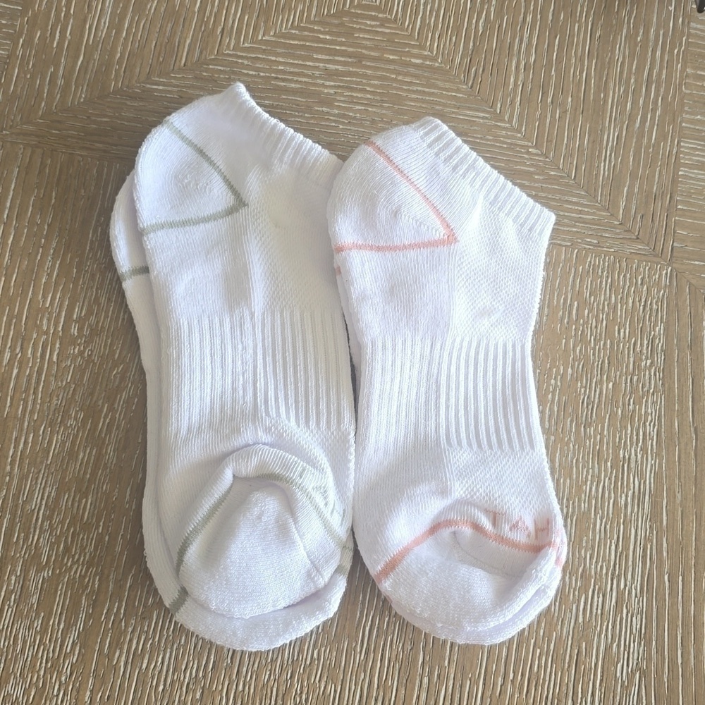 TAHARI 2 Pair LOW CUT Women's Socks Shoe Size 4-10